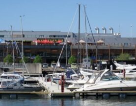 Alte Stadtmarina Tallinn Schwerlast Pontons mit Fingerstegen auf dem Wasser