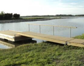 Bootsanleger mit Stegbrücke und Geländer am Wasser