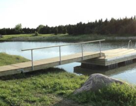 Bootsanleger mit Stegbrücke und Geländer am Wasser