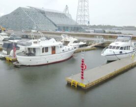 Extra Marina Schwerlastpontons mit Rettungsausrüstung