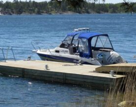 Holzponton mit Betonschwimmer im finnischen Archipel