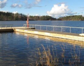 Holzponton mit Betonschwimmer und Geländer auf dem Wasser bei Rantalinna