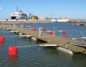 Holzponton mit Betonschwimmer und Bootsausleger im Hafen Heltermaa