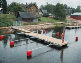 Bootsanlegestelle mit Ausleger, SOS-Poste und Stegzugang am Hafen Värska
