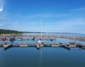 Holzponton mit Betonschwimmer im Hafen von Heltermaa
