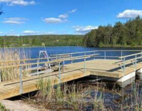 Holzponton mit Betonschwimmer unter Plattform am Wasser