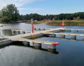 Kihnu Suaru Schwerlast Pontons mit Finger- und Bootsstegen am Wasser