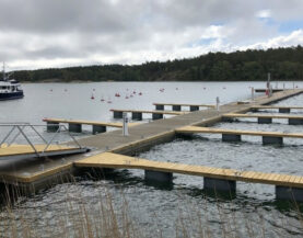 Korpostrom Schwerlast Pontons mit Fingerstegen auf Wasser