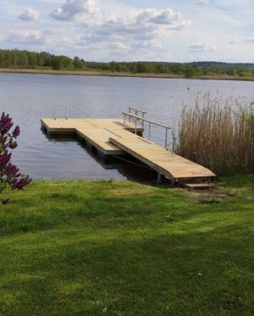 Schwimmponton am Seeufer bei Elektrėnai