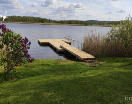 Schwimmponton am Seeufer bei Elektrėnai