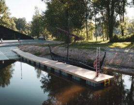 Bootsanlegestelle am Ufer in Vasknarva, Estland