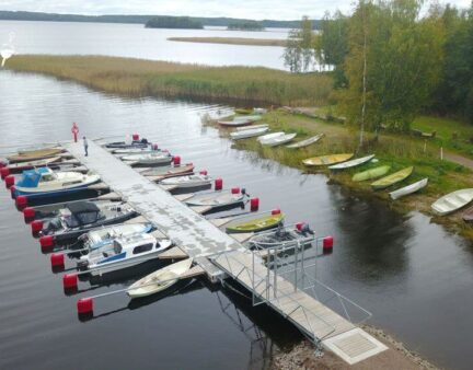 Niinisto Schwerlast Pontons mit Bootsausleger auf ruhigem Wasser
