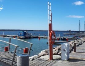 Orjaku Bogenbrücke SOS Podest auf Wasser