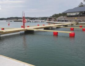 Holzponton mit Betonschwimmer und Bootsausleger an einem Kai in Parainen