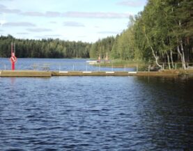 Holzponton mit Betonschwimmer und Stegfender am Steg in Rantalinna