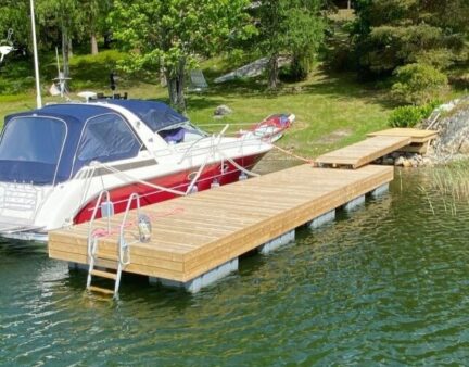 Bootsanleger mit Seitendeck und Badeleiter am Wasser in Schweden