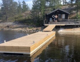 Schweden Schwerlast Ponton mit Seitendeck und T-Poller auf Wasser
