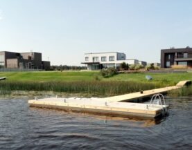 Schwerlast Ponton mit Badeleiter und T-Poller auf Wasser