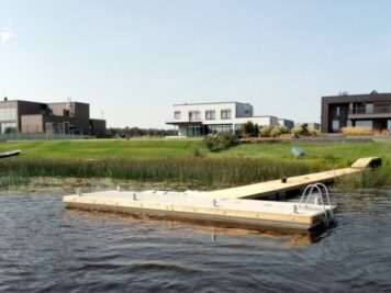 Schwerlast Ponton mit Badeleiter und T-Poller auf Wasser