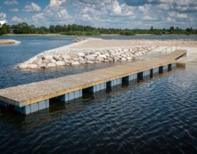 Bootsanlegestelle am Ufer in Vasknarva