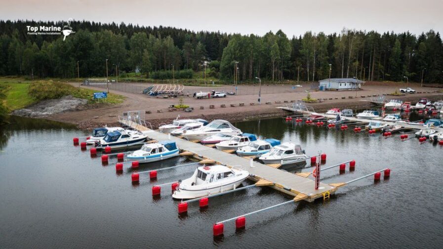 Voikka Schwerlast Pontons mit Bootsausleger mit Kunststoffschwimmern auf dem Wasser