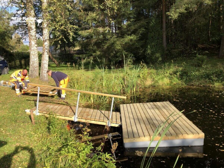 Montage eines Schwimmpontons vor Ort – Installation eines Schwimmstegs am Ufer
