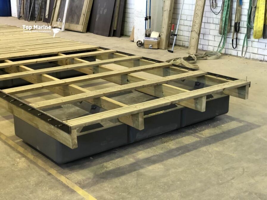 Herstellung eines Schwimmpontons im Werk – Holzkonstruktion mit Kunststoffschwimmern