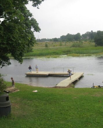 Schwimmponton als Schwimmsteg an einem Seeufer – Standort und Bedingungen prüfen