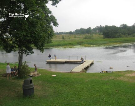 Schwimmponton als Schwimmsteg an einem Seeufer – Standort und Bedingungen prüfen