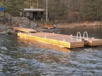 Schwerlast-Pontons von Top Marine in Finnland mit robusten Deck- und Seitenbrettern für zusätzliche Stabilität.