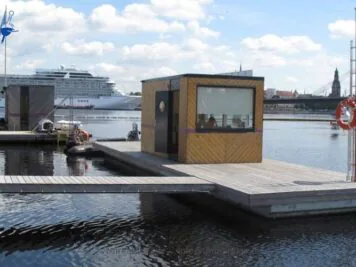 Schwimmendes Haus von Top Marine – moderne und stabile Lösung für schwimmende Wohninfrastrukturen auf dem Wasser.