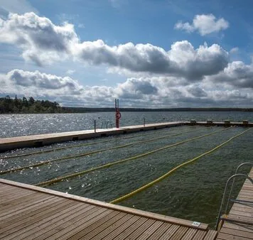 Saaremaa Freibad mit stabilen Top Marine Schwimmpontons für ein sicheres Badeerlebnis.
