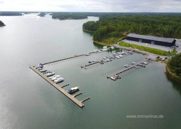 Baggö Marina Yachthafen mit maßgeschneiderten Schwimmpontons von Top Marine für sichere Liegeplätze.