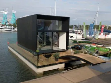 Estland Koda Light Schwimmhaus auf dem Wasser