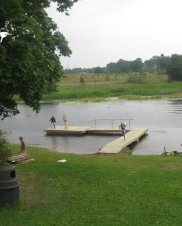 Schwimmponton als Schwimmsteg an einem Seeufer – Standort und Bedingungen prüfen
